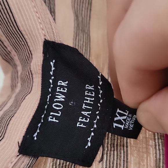 FLOWER feather 1xl button up shirt - Picture 2 of 3